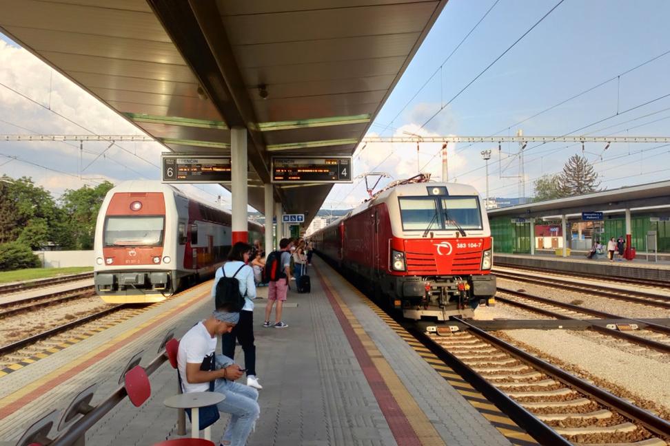 Rýchliky na trati z Bratislavy do Košíc spomaľujú zastarané vozne