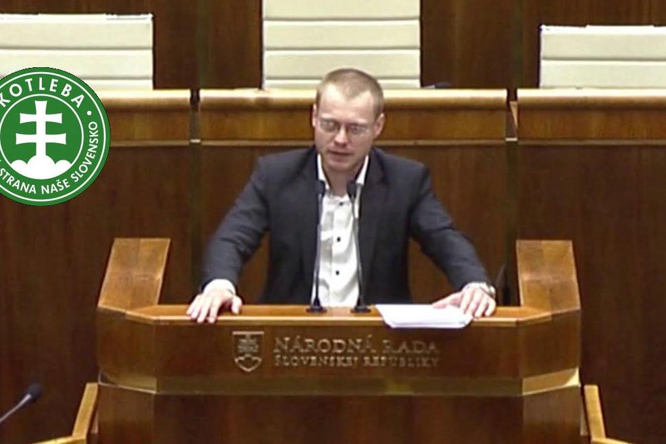 Škrupiny z vajec má ešte na zadku, ale už rieši o čom ani poriadne nepočul.