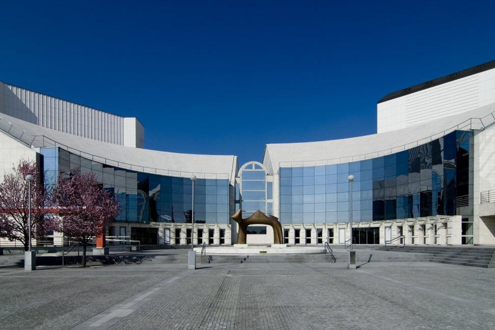 Budova, ktorá sa stavala dlho, ako staroveké pyramídy. (cyklus Bratislavská krutosť )