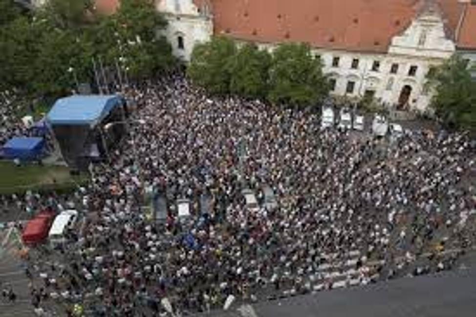 Nájde sa človek, ktorý dá zmysel tlaku z námestí ? Pokračujeme.