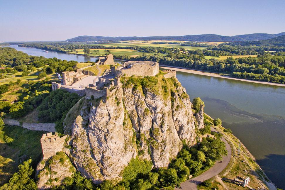 Hrad Devín bol postavený nad brale nad sútokom riek Morava a Dunaj. Aké sú však jeho pozoruhodnosti z minulosti?