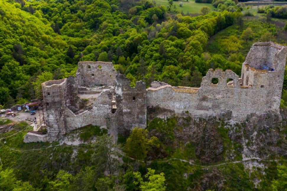 Hrad Revište má zaujímavú históriu. Poďme sa teda pozrieť do minulosti na to, čo sa o hrade môžeme dozvedieť