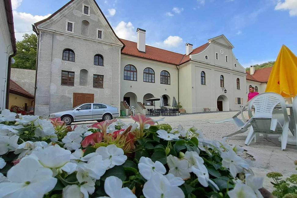 Hrad Modrý Kameň: Miesto, kde história dýcha a čas sa zastaví