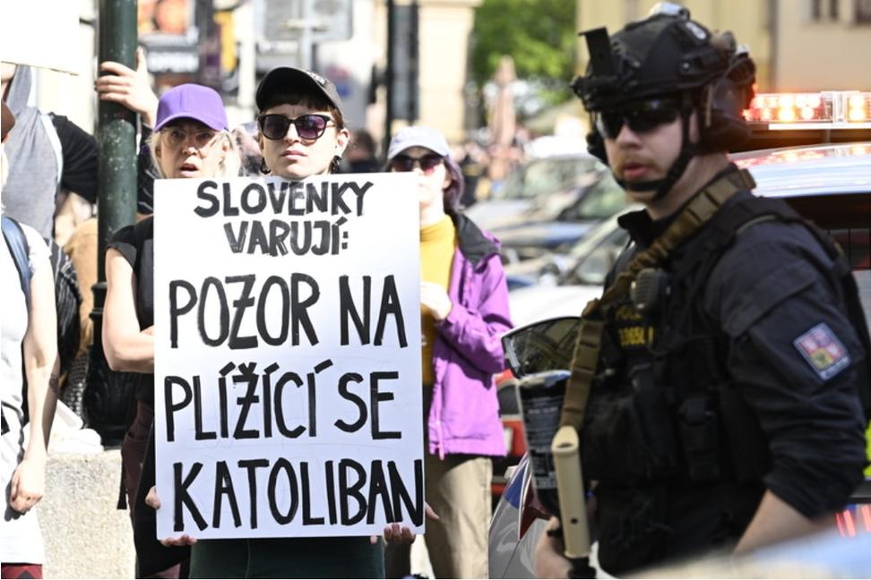 Extrémistickí aktivisti a "antifašisti" sa zahryzli do Pochodu pre život a stopli ho 