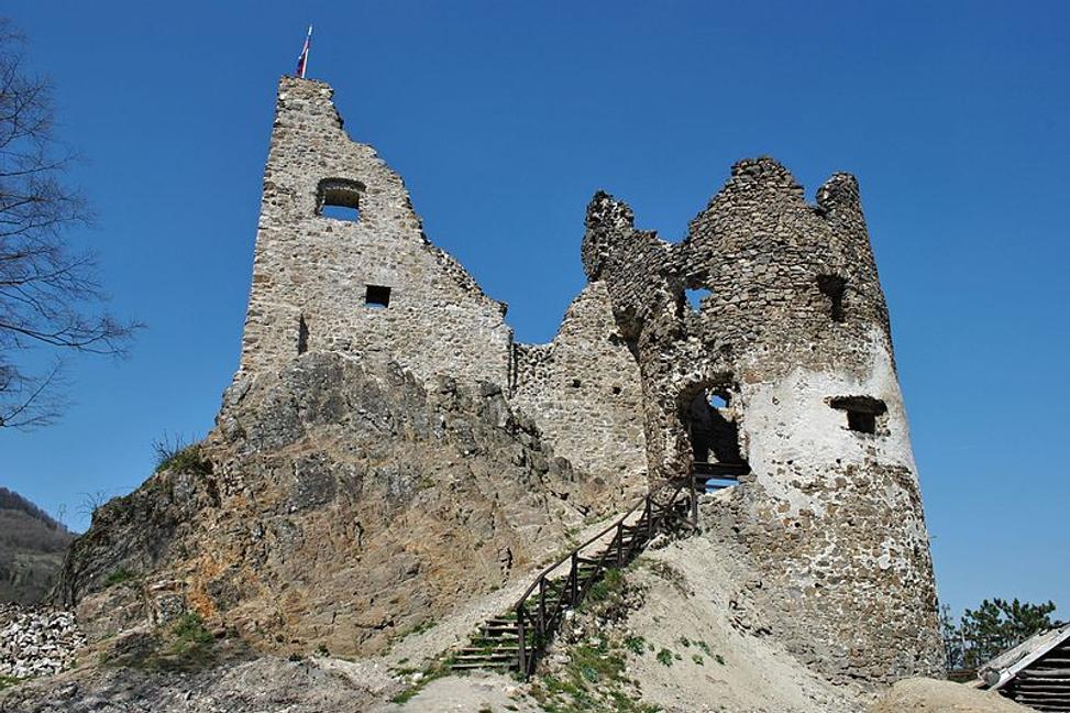 Svetlo v ruinách: Obdiv a podpora pre hrdinov slovenskej histórie