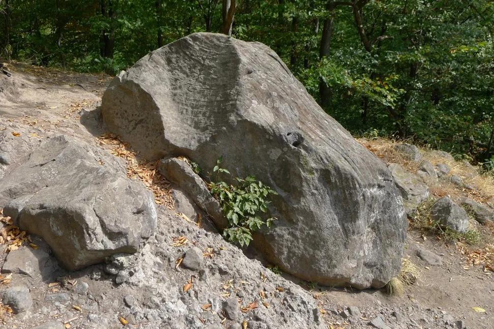 Trúbiaci kameň: Slovenský megafón z lesa, ktorý vraj varoval pred Turkami