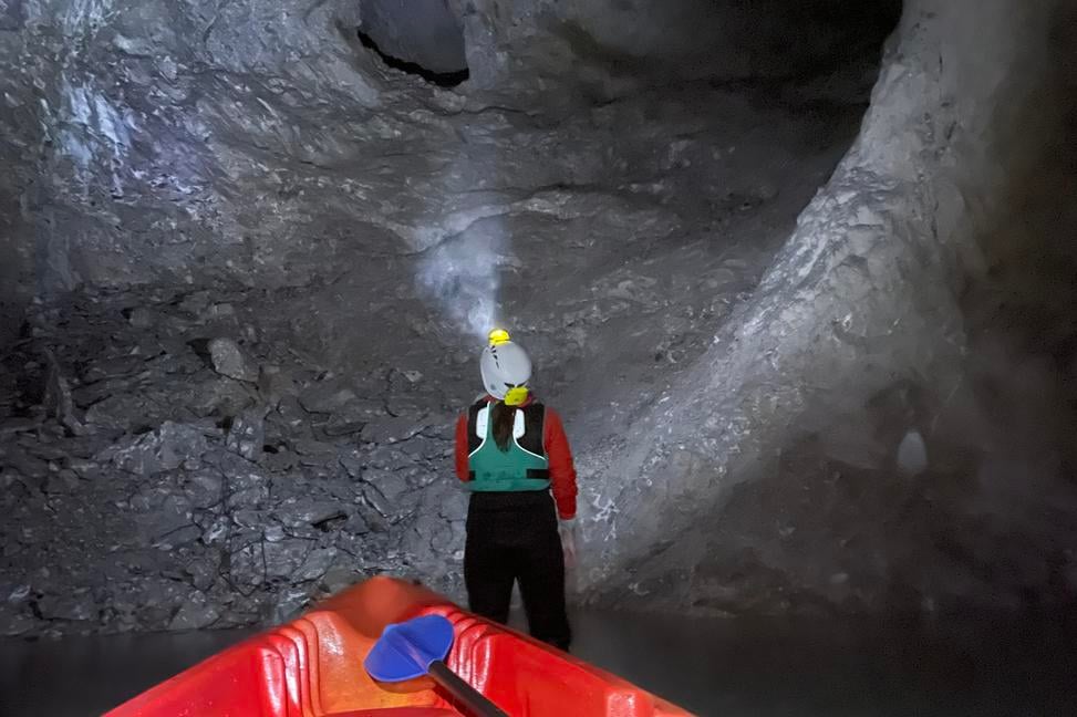 Splavovali sme tmavú zatopenú baňu v Slovinsku na kajakoch (+ video)