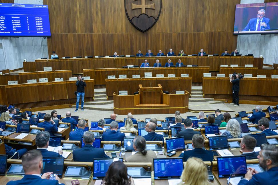 Šialený zákon na ochranu kňazov schválený. Od 1. júla ich musia pustiť všade - aj na gynekologické a detské oddelenia