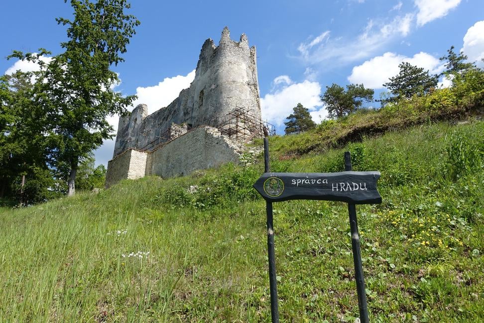 Objavte čarovnú zrúcaninu v srdci Veľkej Fatry: Hrad Blatnica vám vyrazí dych! [VIDEO]
