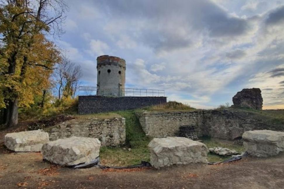 Zrúcaninu hradu Čeklís nájdeme v Bernolákove. Aké sú ďalšie zaujímavosti, súvislosti a história tohto hradu?