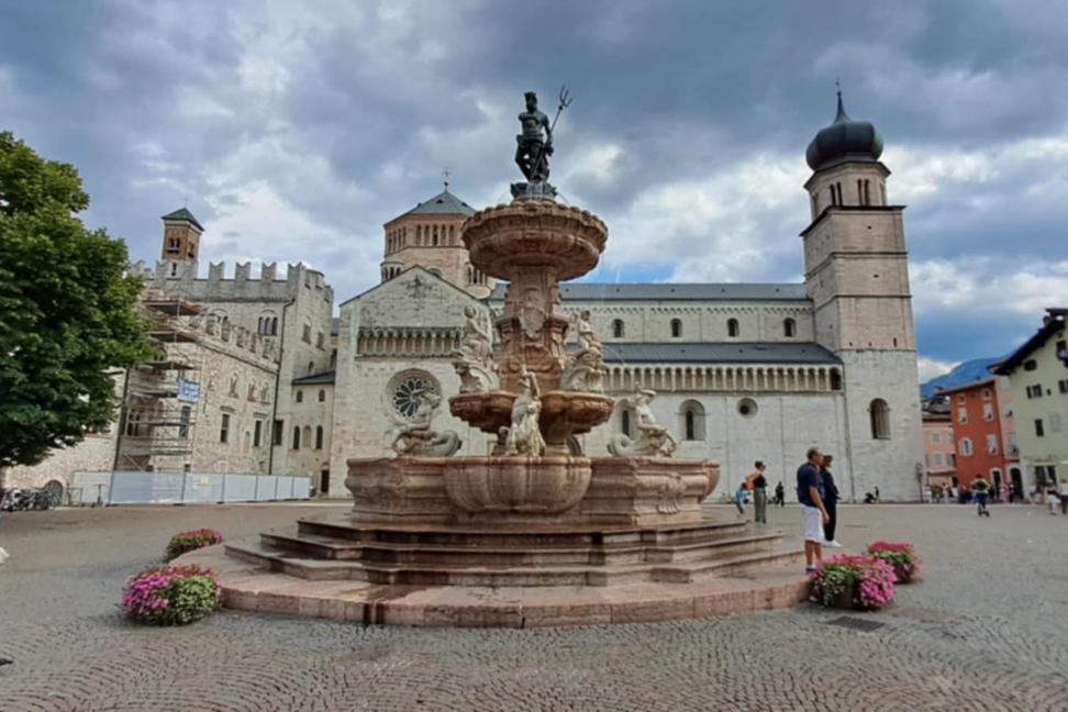 Talianske mesto, ktoré vonia po víne, histórii a horách