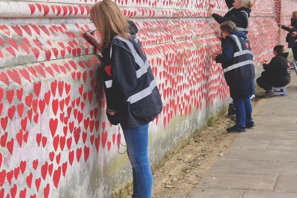 Pamätník, ktorý nikto nechce vidieť: Ako sa z pandémie stala politická hra a konšpiračný biznis