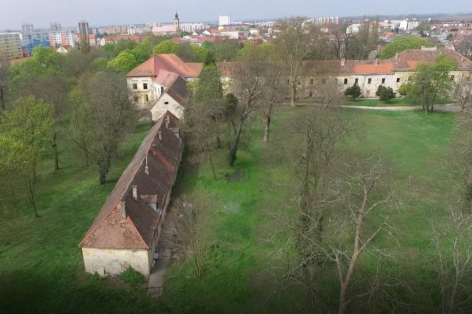 Kaštieľ v Seredi je prestavaný pozostatok Šintavského hradu. Medzi vlastníkmi boli napríklad Thurzovci a Esterházyovci