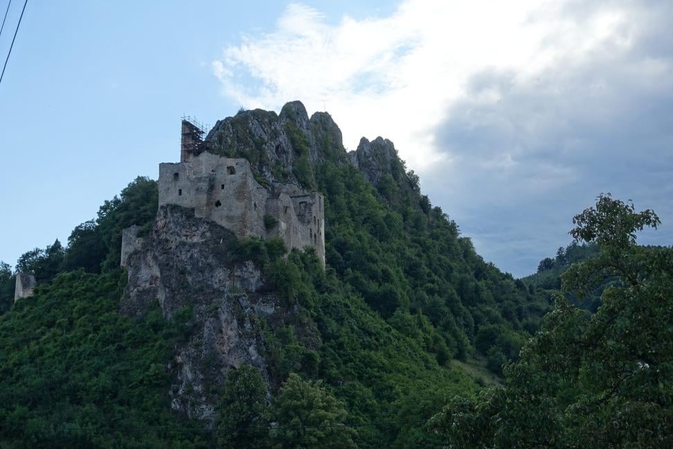 Skrytý hrad na Slovensku, ktorý väčšina ľudí nikdy nenavštívi