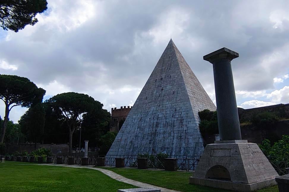 Rím (2): Pyramída v meste a divadlo, v ktorom zavraždili Júlia Cézara