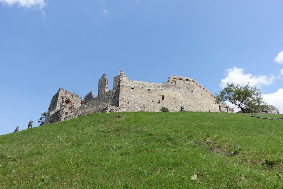 Tento hrad je len hodinu od Bratislavy a patrí medzi najkrajšie zrúcaniny Slovenska! 🏰