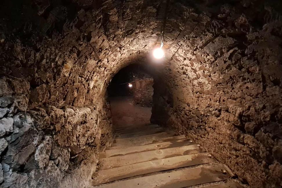 Slovenský "Mordor": Podzemný labyrint plný vína, bosoriek a atómových krytov, o ktorom vedel len málokto