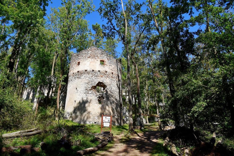 Hrad Dobrá Voda,  tichý strážca Malých Karpát