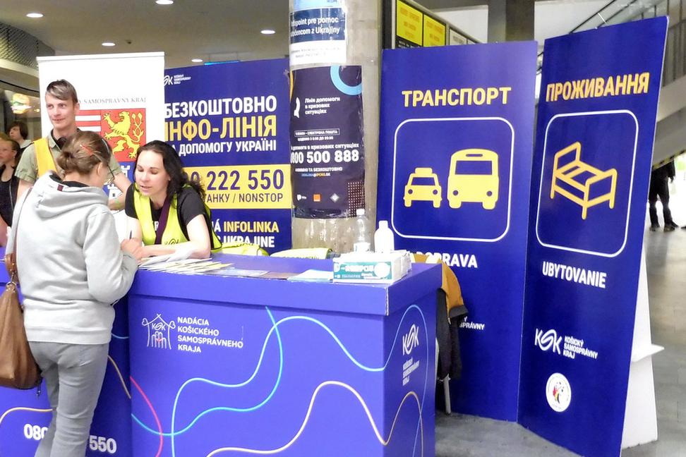 Župa zriadila infostánky: Ukrajinci na železničnej stanici v Košiciach získajú základné informácie od dobrovoľníkov