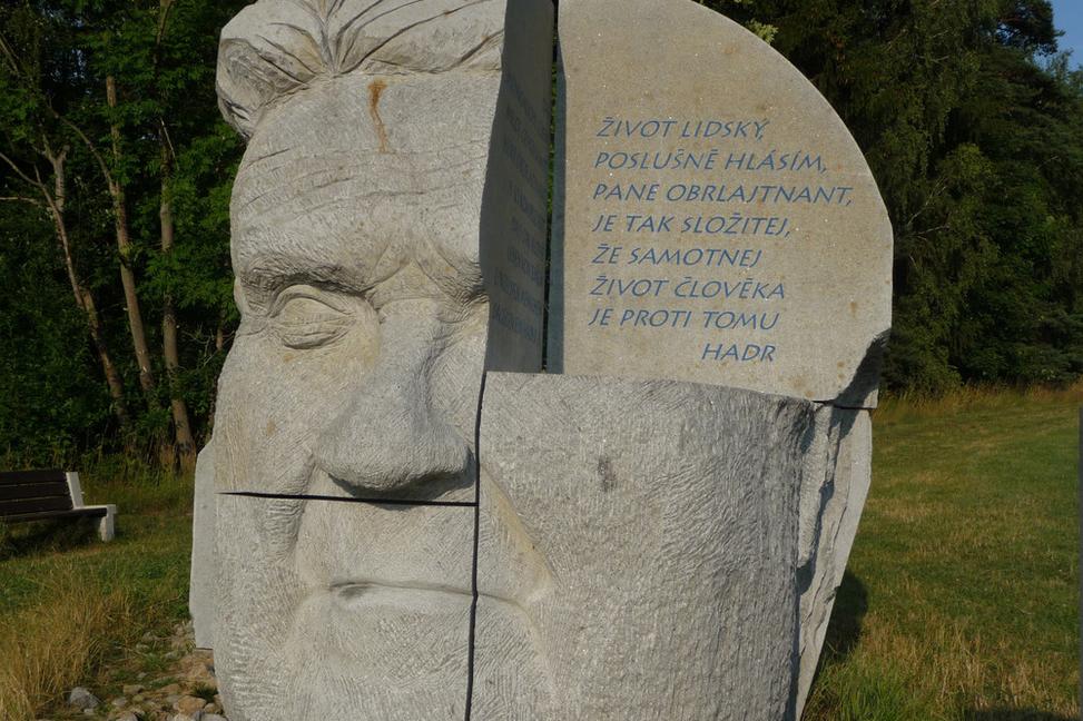 Na břehu řeky Sázavy je tichý, klidný kraj...