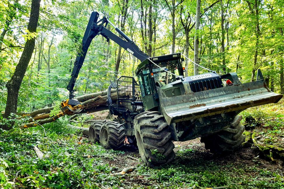 Slovenský výrobca lesných traktorov EQUUS opäť zaujal a v tomto roku predstavil dve novinky EQUUS 240 UN a EQUUS 240 6WDC