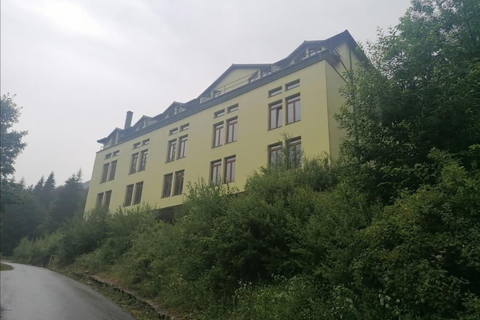 Slovenské Černobyle XVIII. (stále vo Vrátnej, pod Sokolím). Žltý obor a dve schátralky.