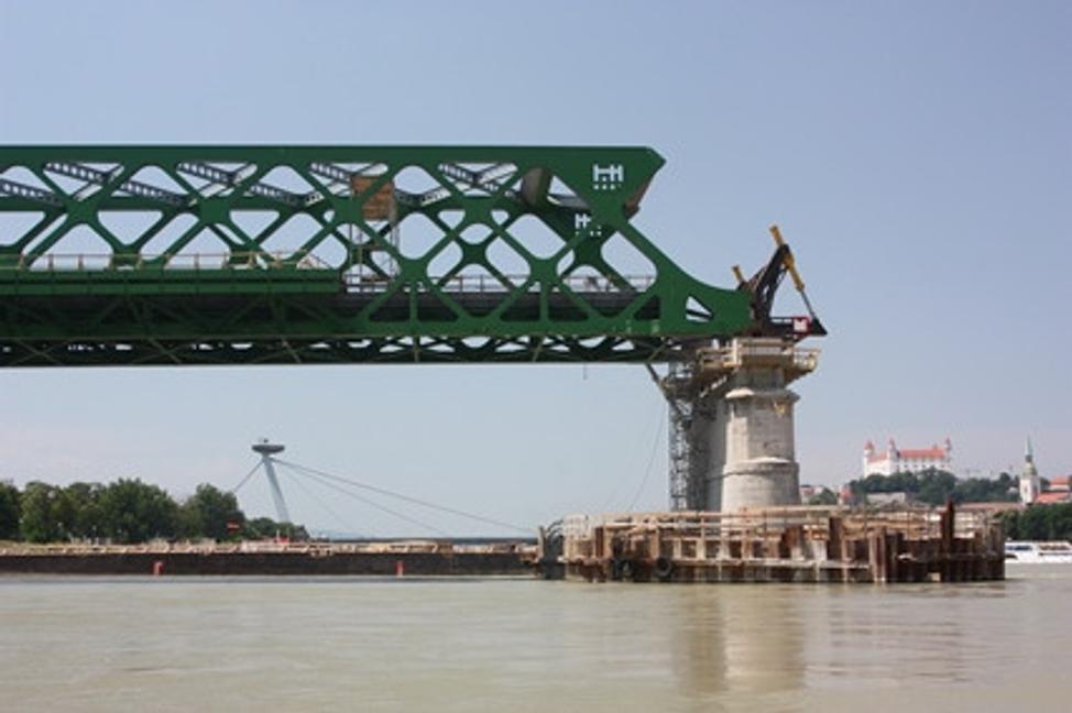 Rekonštrukcia Starého mosta v Bratislave, fiasko a podobné novinárske absurdnosti.