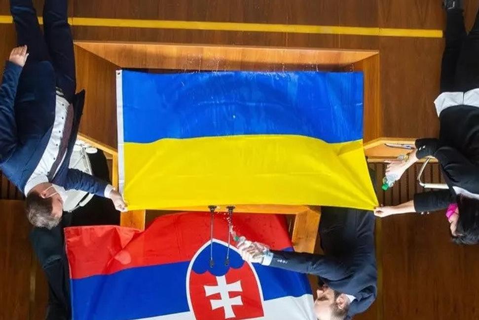 Prečo je na ukrajinskej vlajke žltá dolu?