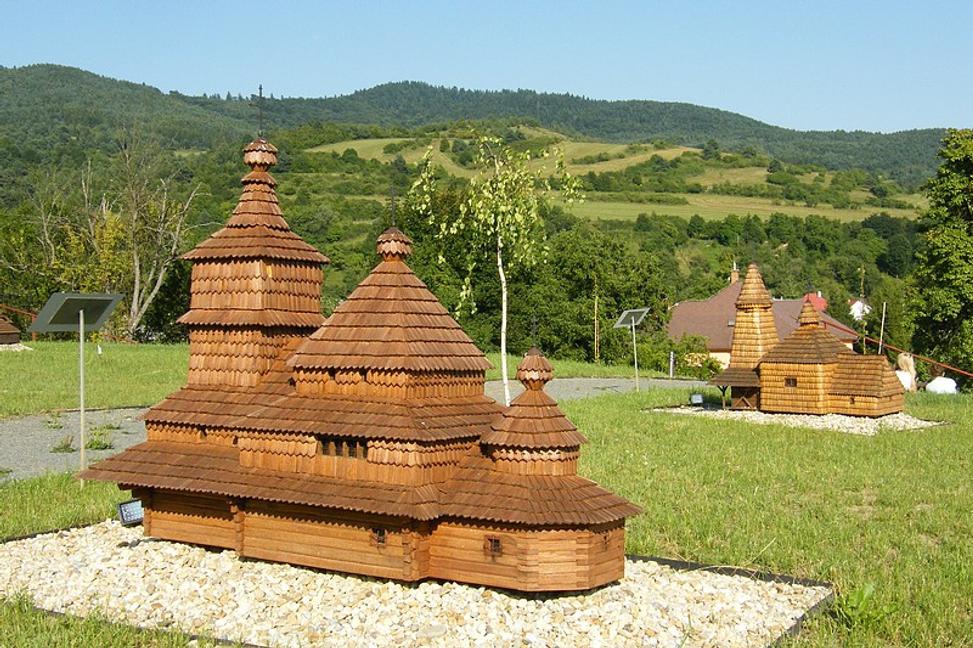 Miniskanzen drevených chrámov v Ľutine