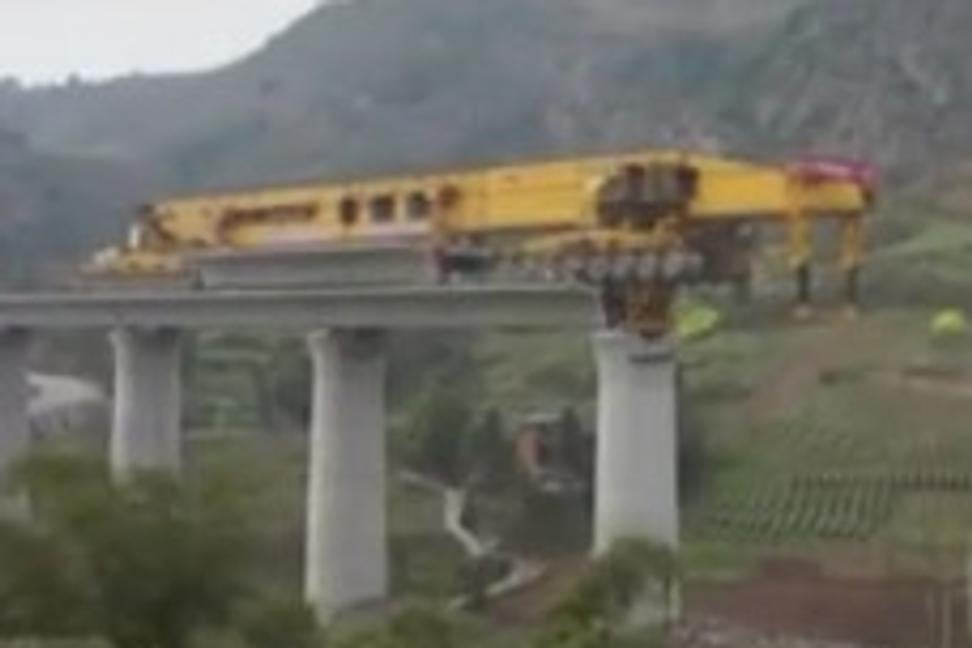 Video výstavby mosta "vesmírnou technológiou"