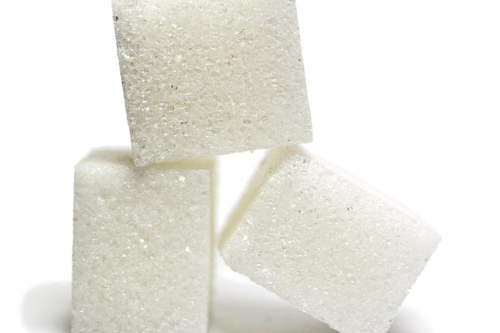 Nízke ceny cukru: Dobrá správa pre spotrebiteľov, zlá pre farmárov