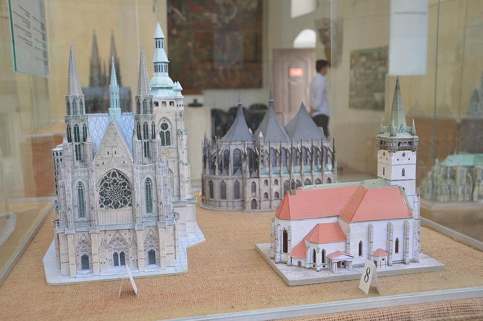 Výstava papierových modelov európskych katedrál v kaplnke u františkánov v Bratislave