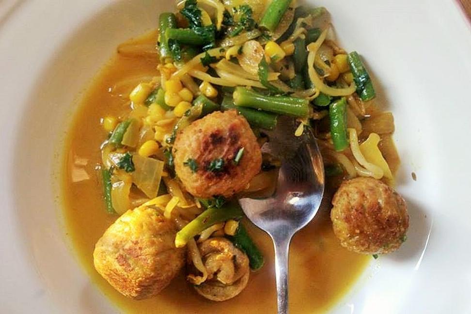 Zeleninové kari s gulôčkami falafel
