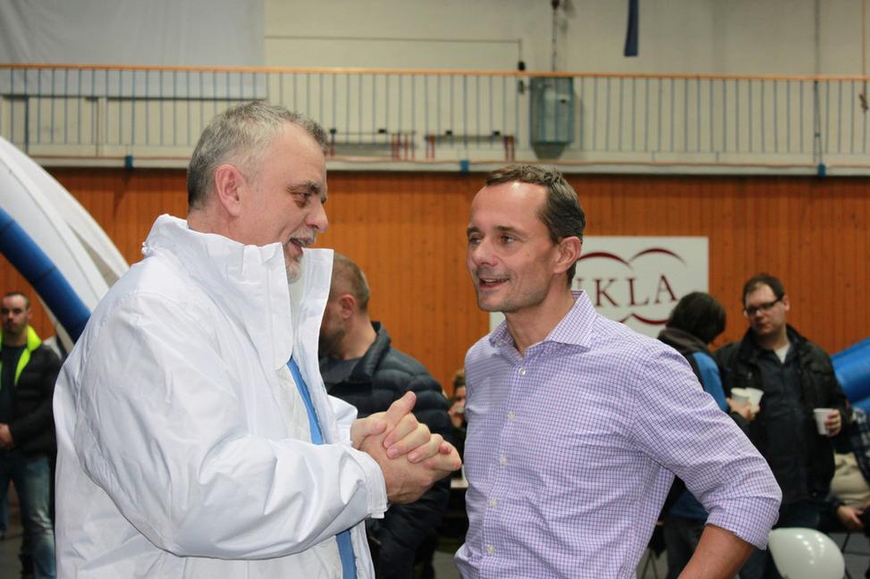 Posolstvo - kto je bez viny, nech hodí kameňom.