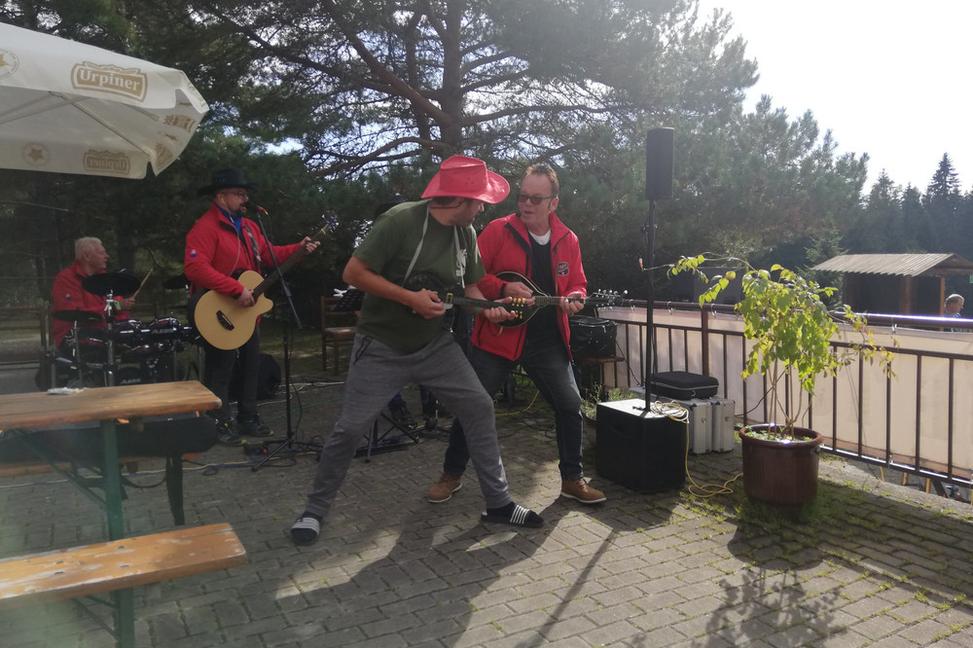 Skupina REBEL'S BAND 2021 a 3.ročník KOTLÍKOVICA v Hoteli Akademiku